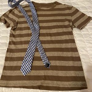 Gap t-shirt and boys tie
